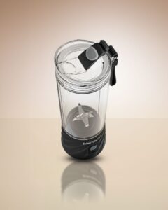 Foto dall’alto del frullatore BlendyGo 3 con tappo da bere montato